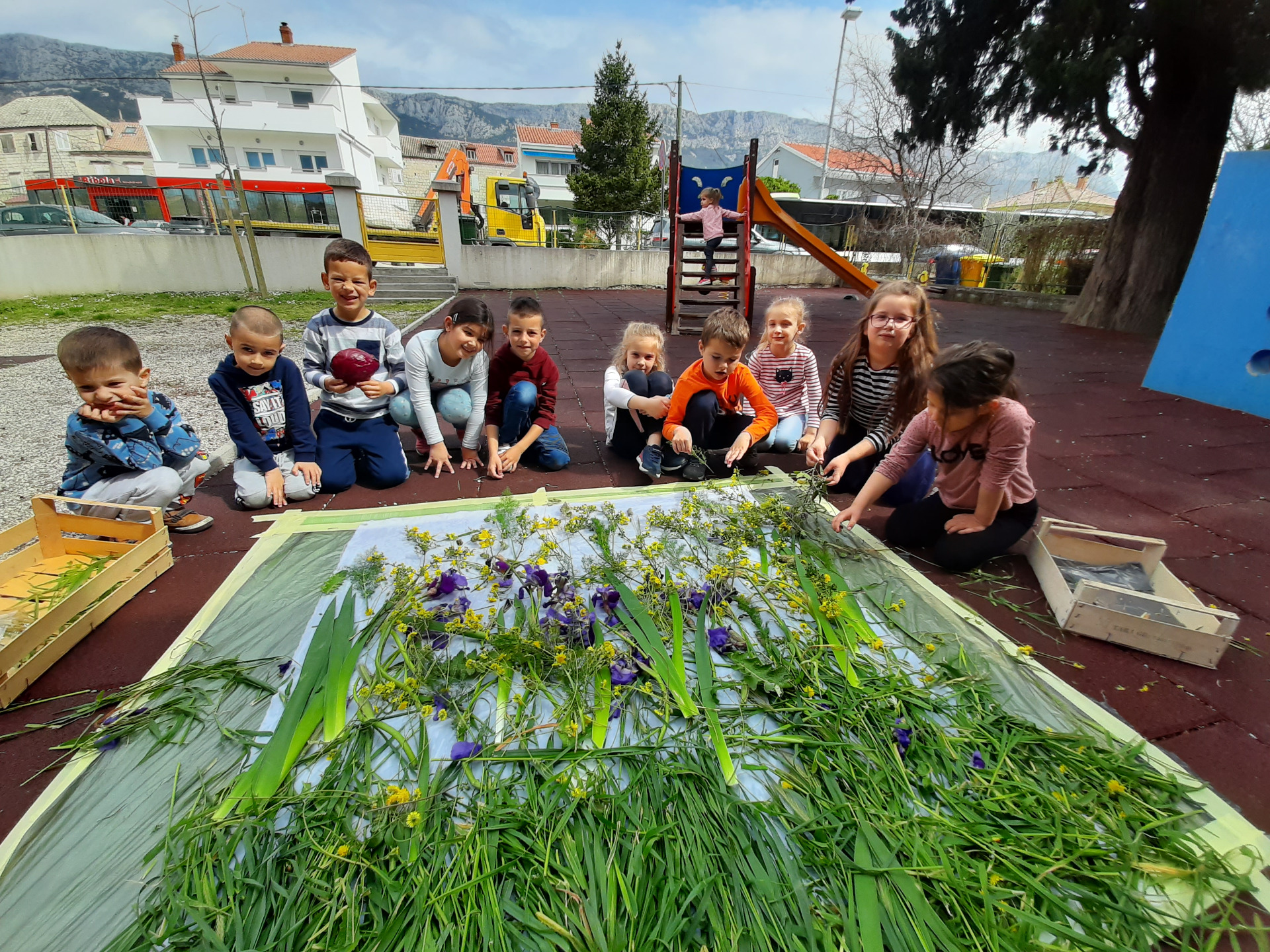 OKRUŽENI BOJAMA